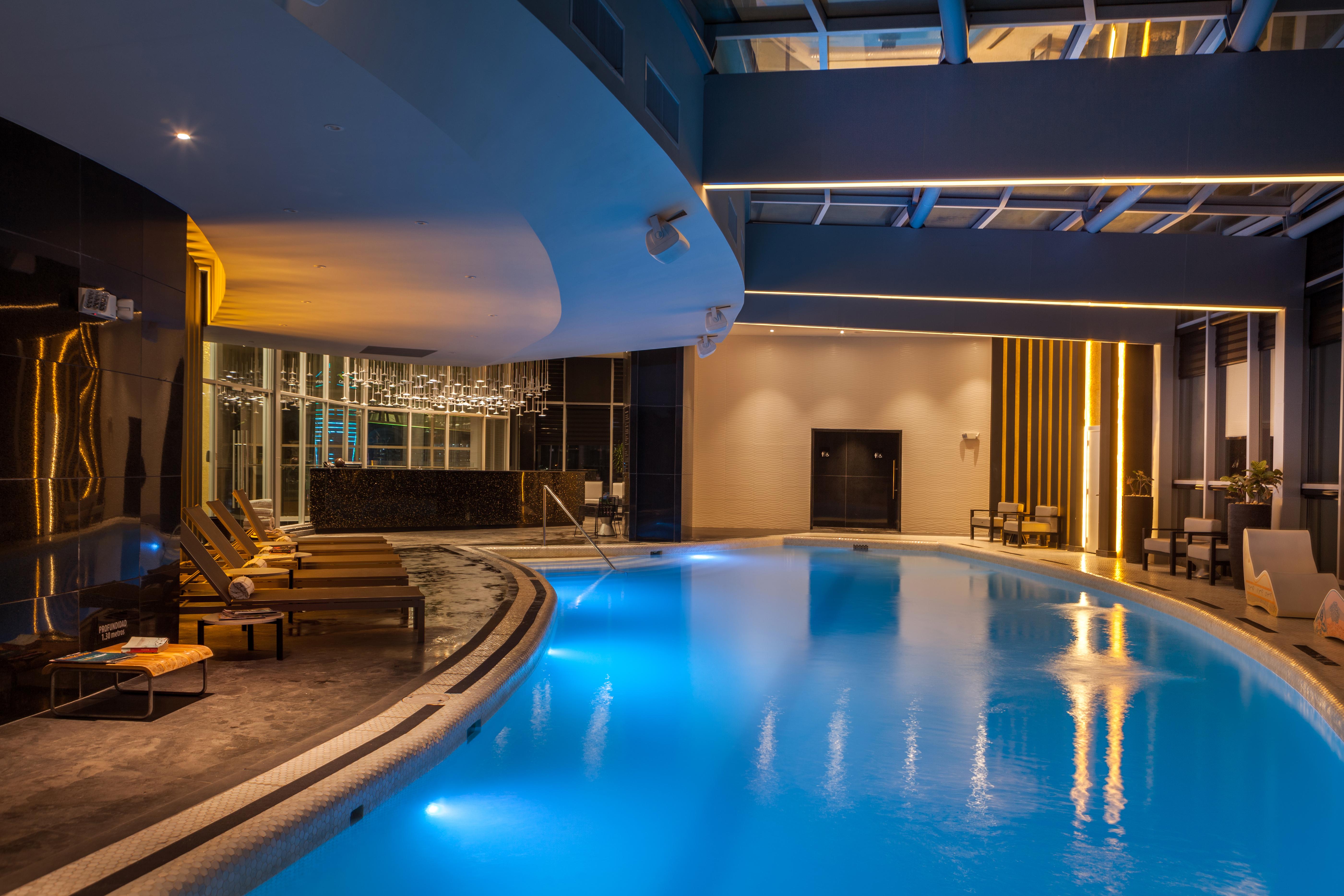 Hotel Las Americas Golden Tower Panama Kültér fotó The pool at the hotel