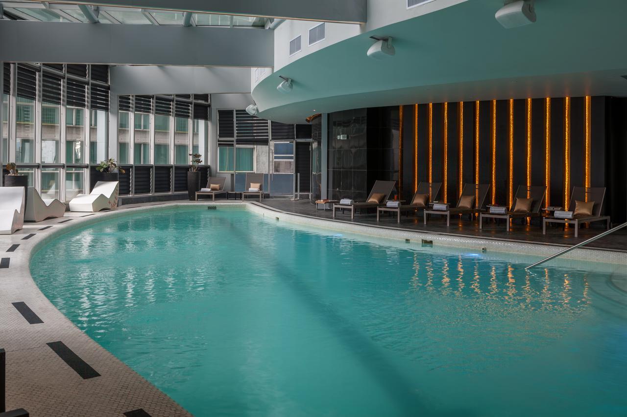 Hotel Las Americas Golden Tower Panama Kültér fotó The pool at the hotel