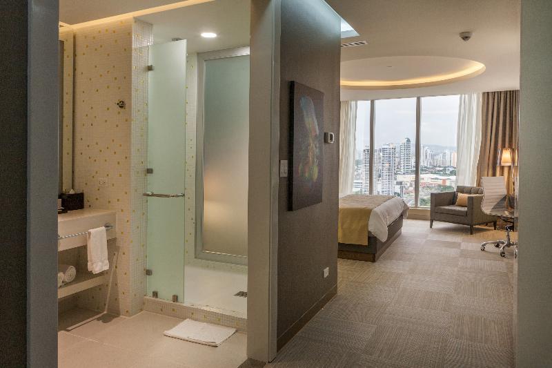 Hotel Las Americas Golden Tower Panama Kültér fotó A guest room at the hotel