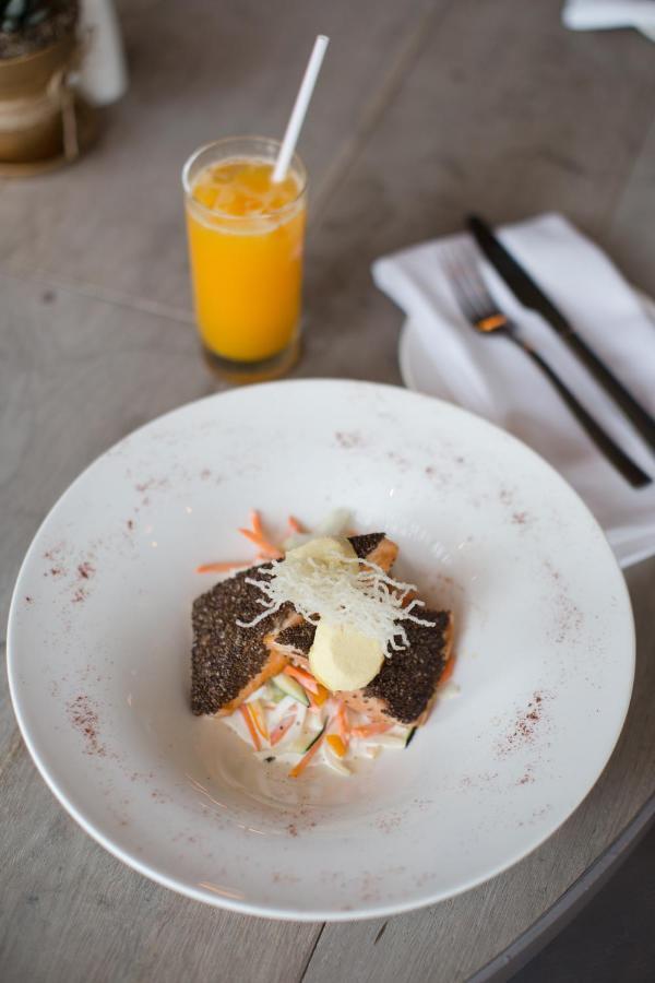 Hotel Las Americas Golden Tower Panama Kültér fotó A plate of salmon with a glass of orange juice